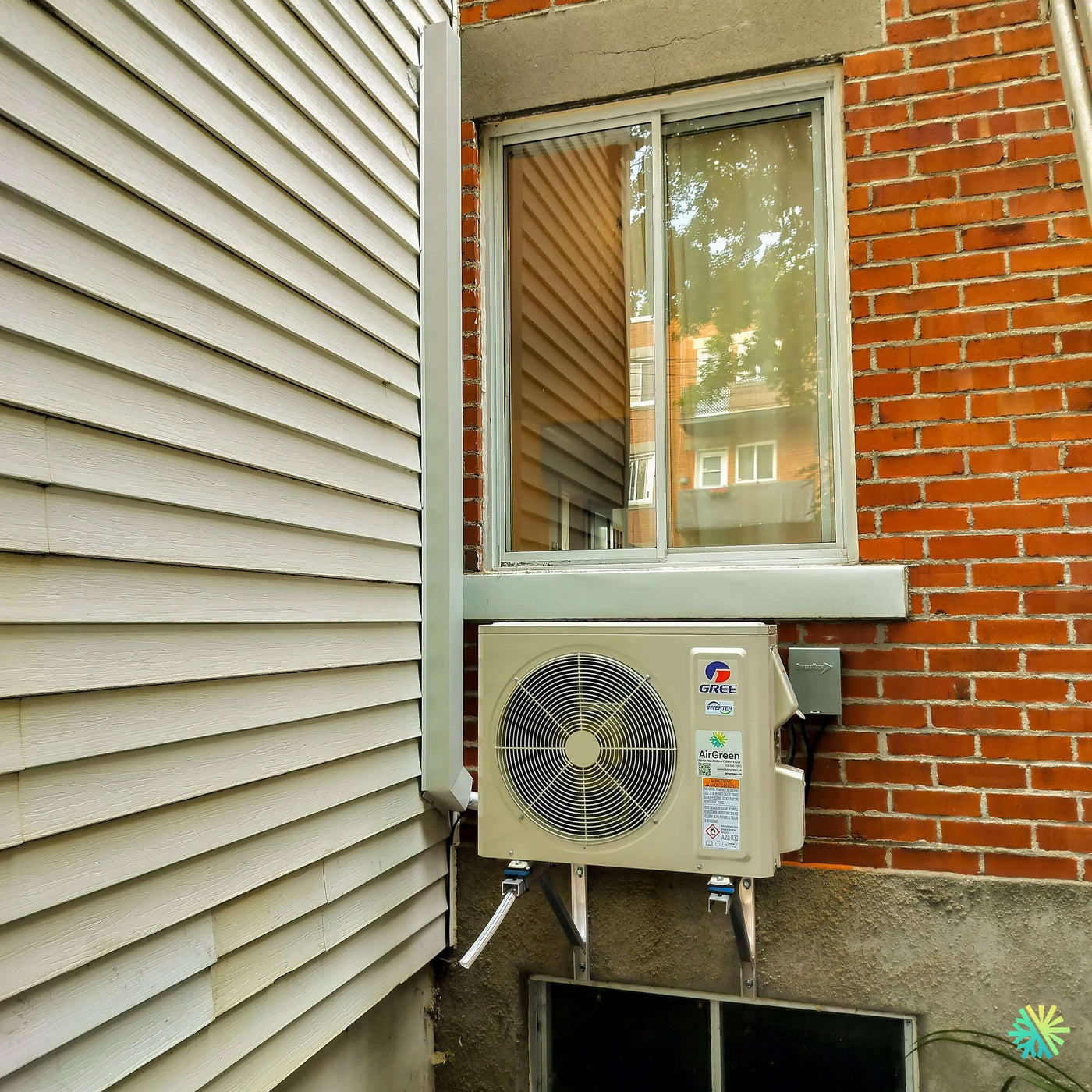 Installation d’une thermopompe GREE FREE MATCH R32 DoubleZone 2 têtes à Brossard : une solution CVAC compacte et soignée entre brique, revêtement et espace restreint