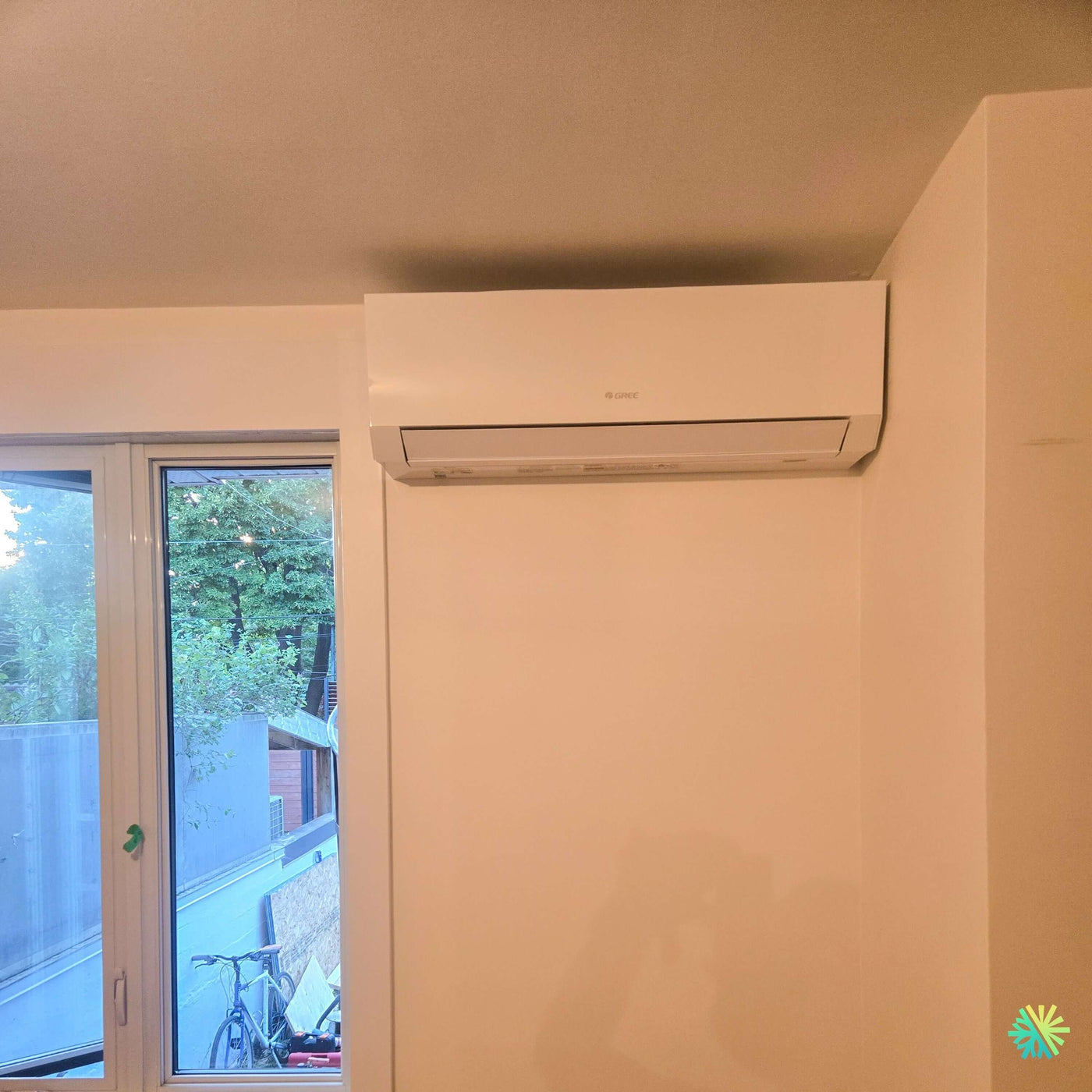 Installation d’une thermopompe GREE FREE MATCH R32 DoubleZone à Lachine : deux zones de confort, une intégration murale soignée près d’une fenêtre résidentielle