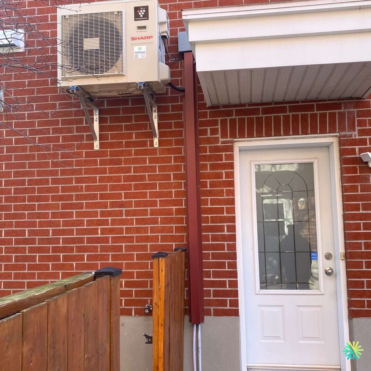 Installation of a Sharp Eco Inverter wall-mounted heat pump in Rosemont–La Petite-Patrie