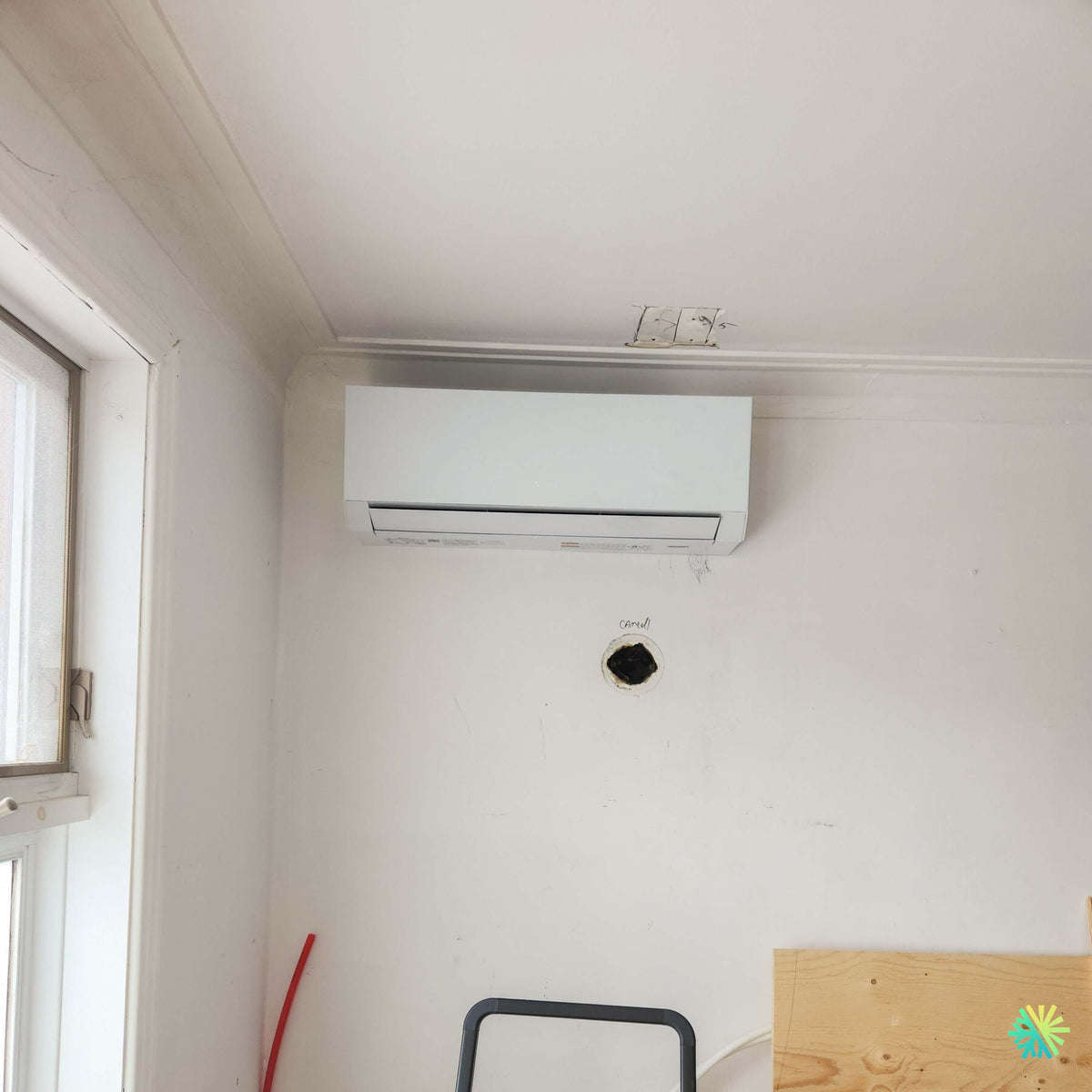 Installation d’une thermopompe murale GREE CROSSOVER R32 Mini Split à Beaconsfield : une intégration intérieure précise dans une pièce en rénovation