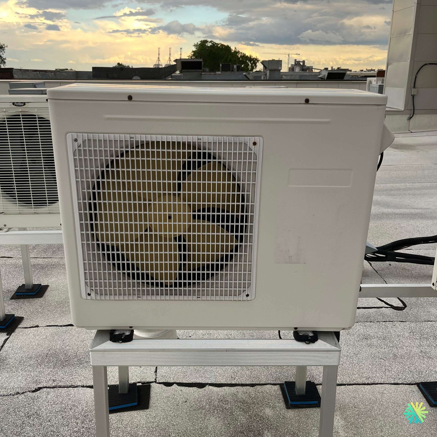 Réparation d’une thermopompe Midea sur un toit à Côte-des-Neiges–Notre-Dame-de-Grâce