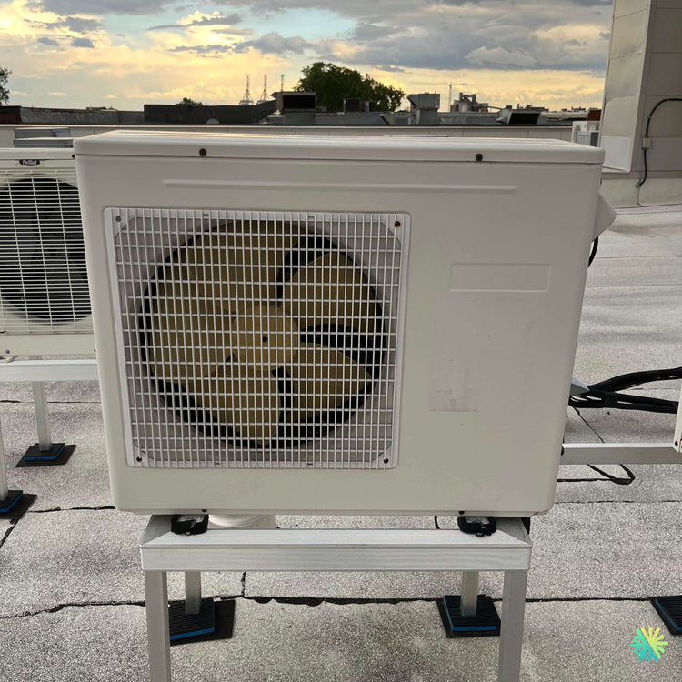 Réparation d’une thermopompe Midea sur un toit à Côte-des-Neiges–Notre-Dame-de-Grâce