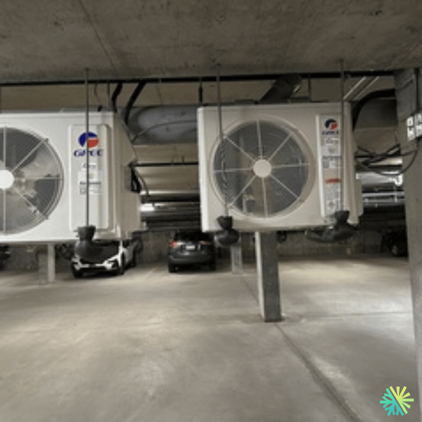 Installation de thermopompes multizones Gree dans un immeuble de condos à Brossard