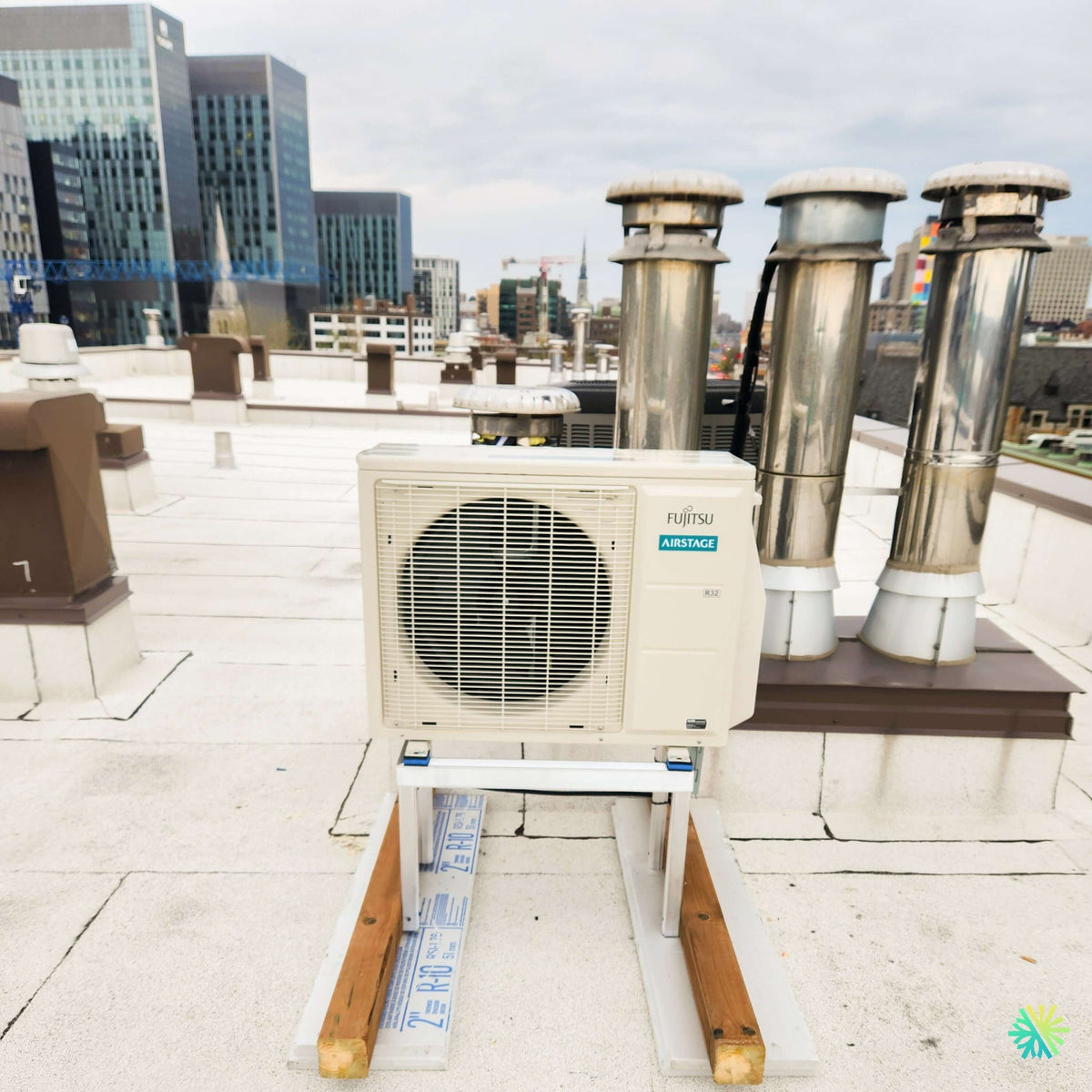 Installation d’une thermopompe murale FUJITSU AIRSTAGE ORION XLTH+ à Saint-Paul-de-l'Île-aux-Noix : unité extérieure R-32 installée sur un toit plat