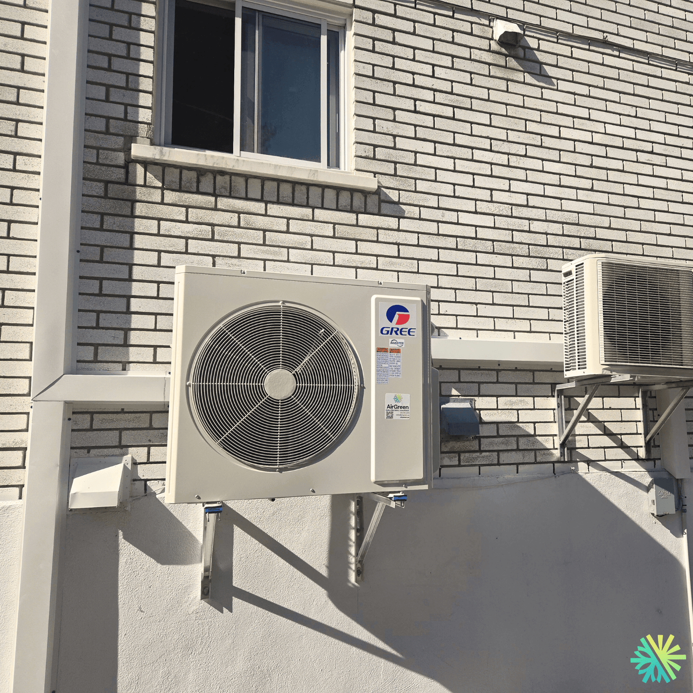 Installation d’une thermopompe Gree FreeMatch sur supports muraux à Côte-des-Neiges–Notre-Dame-de-Grâce