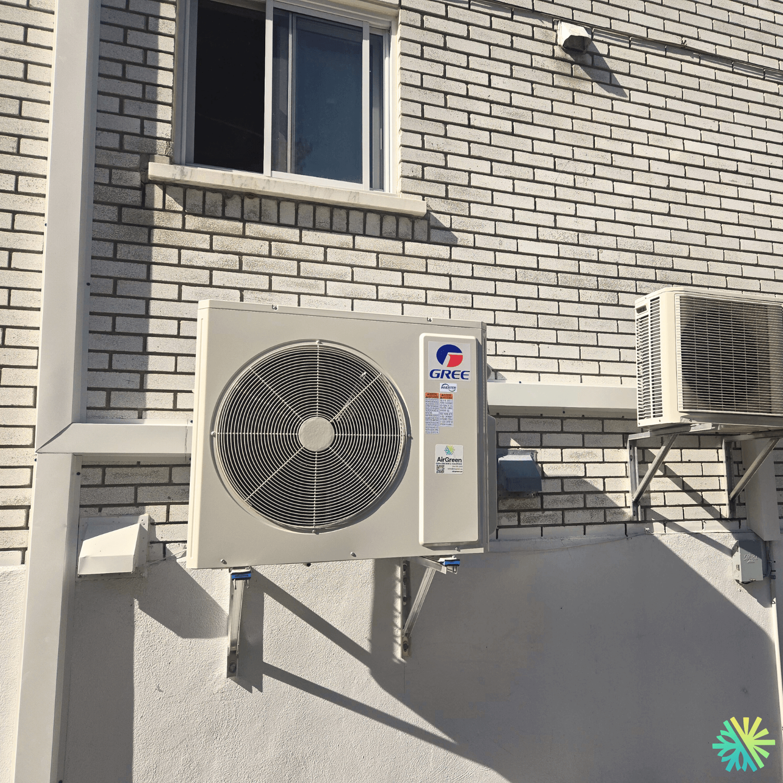 Installation d’une thermopompe Gree FreeMatch sur supports muraux à Côte-des-Neiges–Notre-Dame-de-Grâce