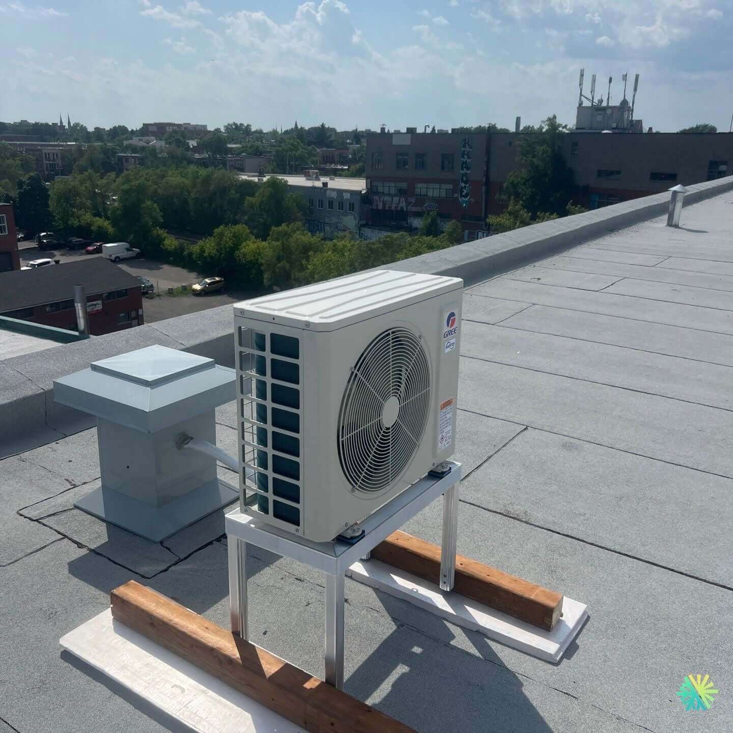 Installation d’une thermopompe Gree unité murale sur toit plat à Hochelaga-Maisonneuve