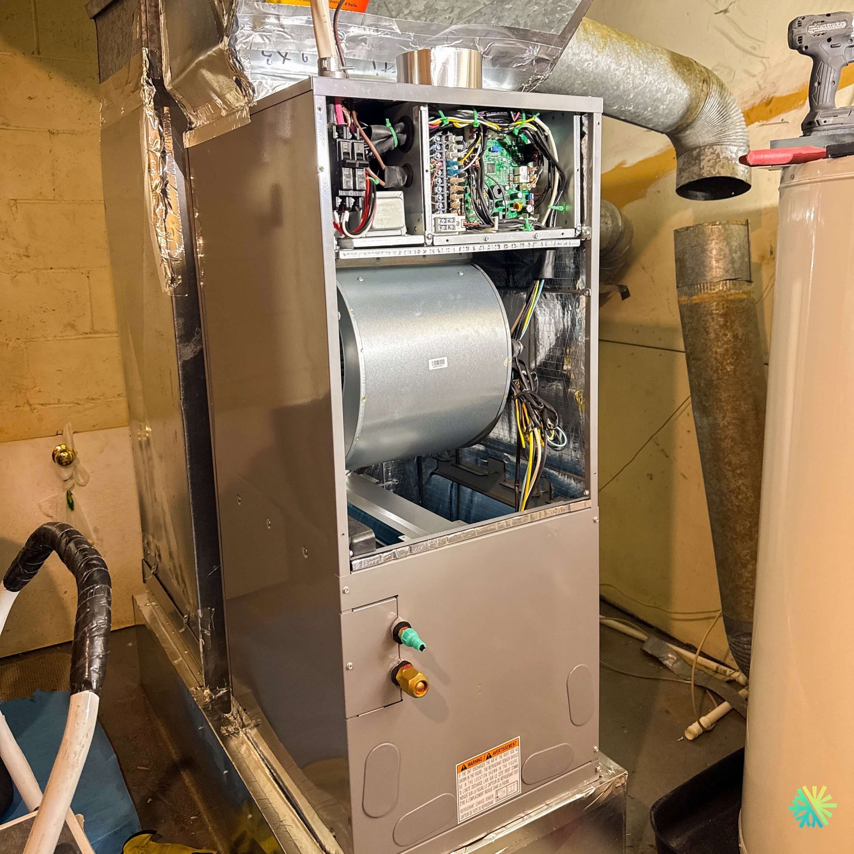 Installation d’une GREE FLEXX Fournaise Électrique – Air Handler à Westmount, Montréal : modernisation centrale dans une salle mécanique compacte