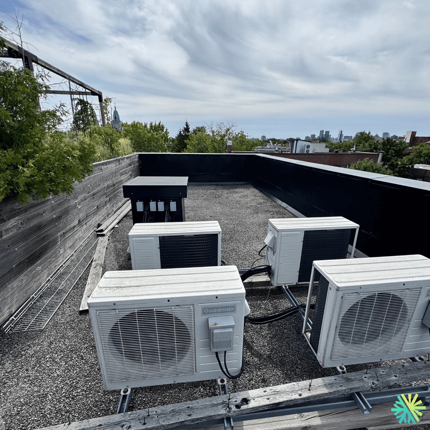 Réparation de thermopompes murales Goodman sur un toit-terrasse à Ville-Marie (Montréal)
