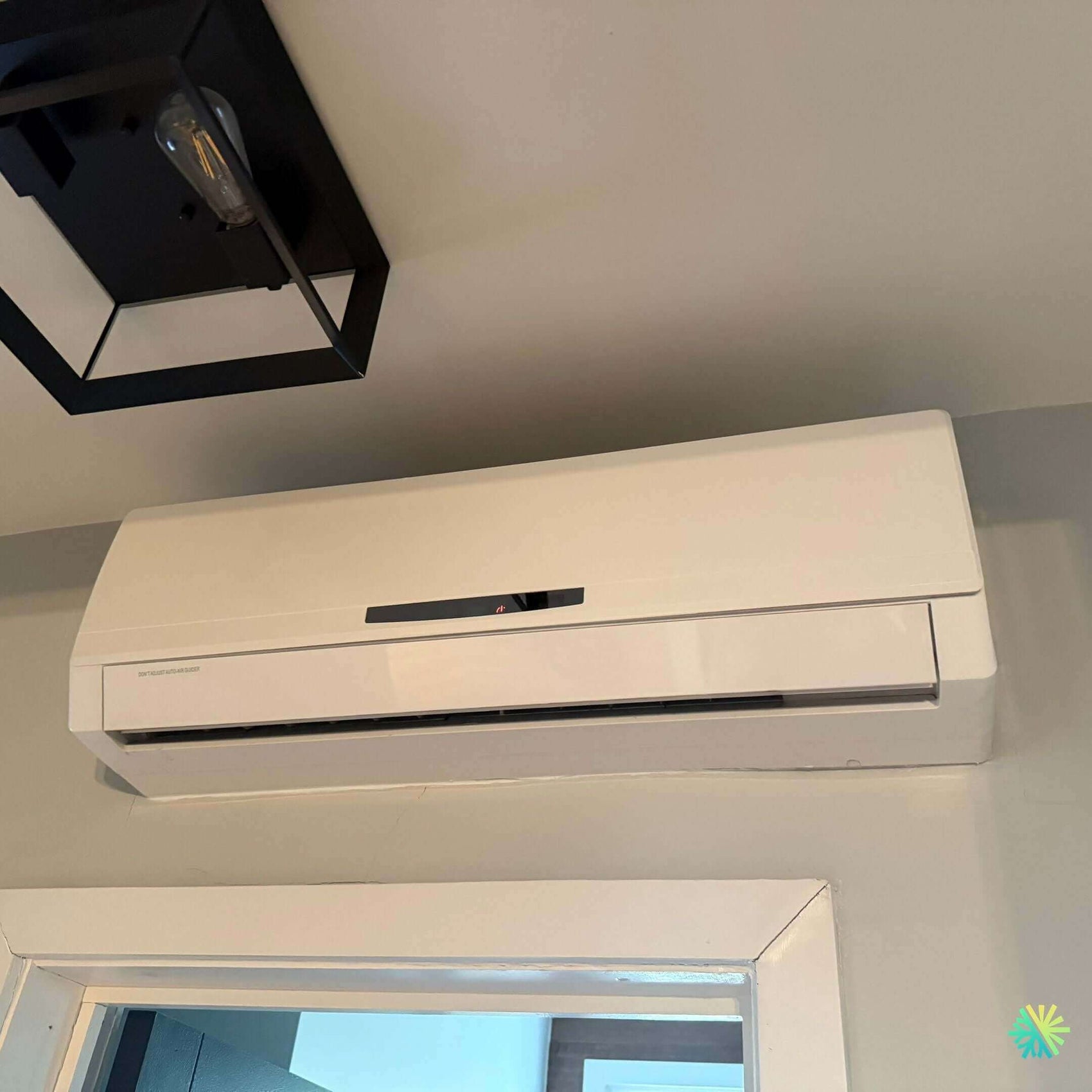 Installation d’une thermopompe murale Gree dans un condo à Outremont