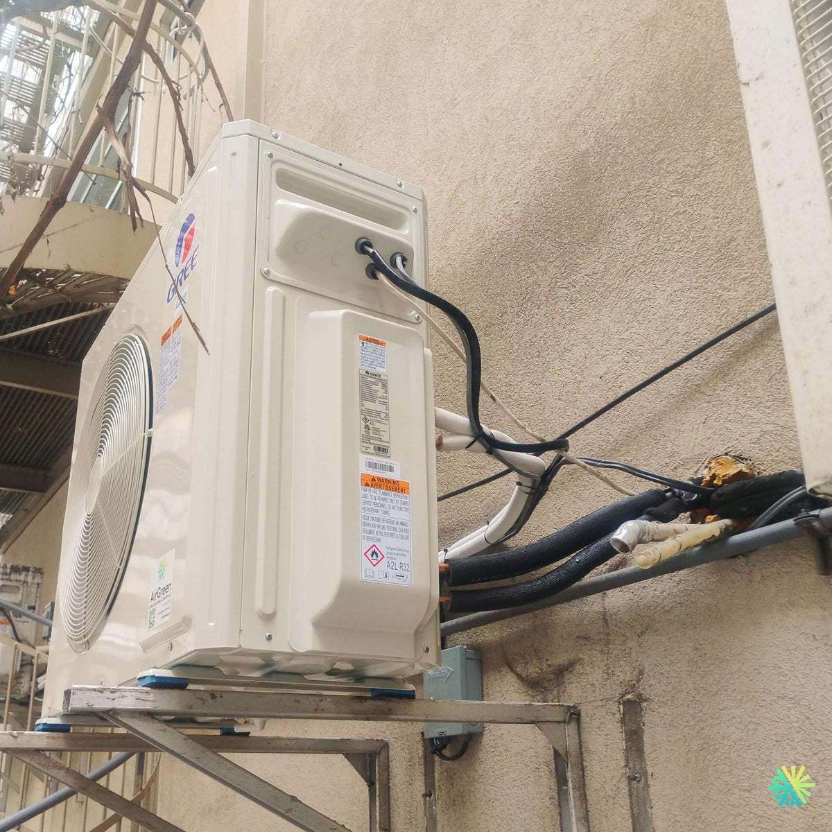 Installation d’une thermopompe DoubleZone GREE FREE MATCH R32 à Laval : deux zones, deux têtes murales et une intégration extérieure soignée