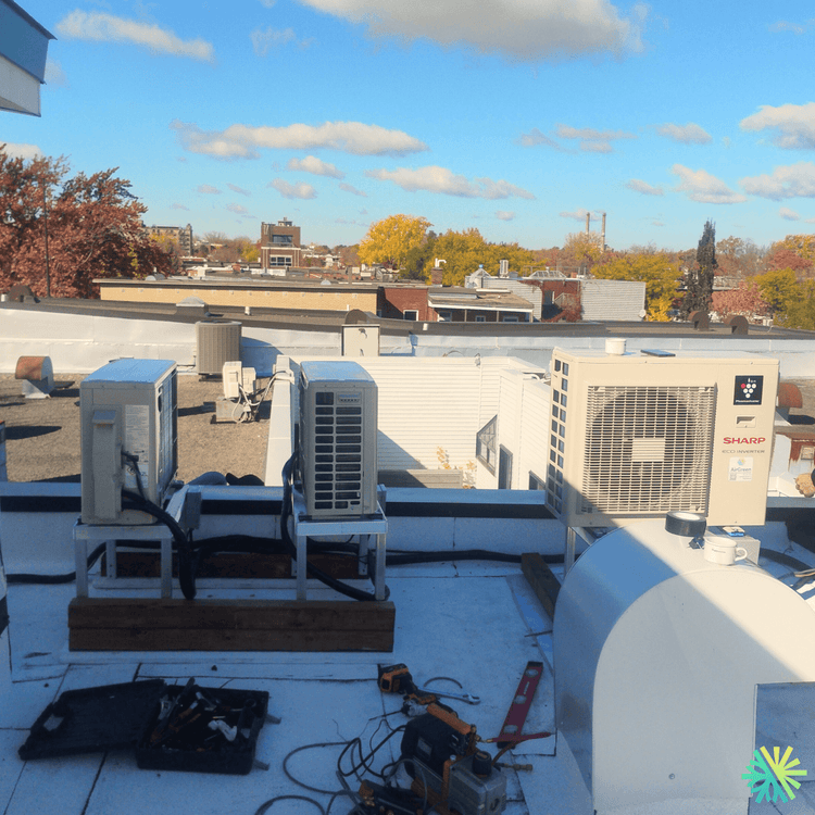 Installation d’une thermopompe Sharp sur toit à Rosemont–La Petite-Patrie