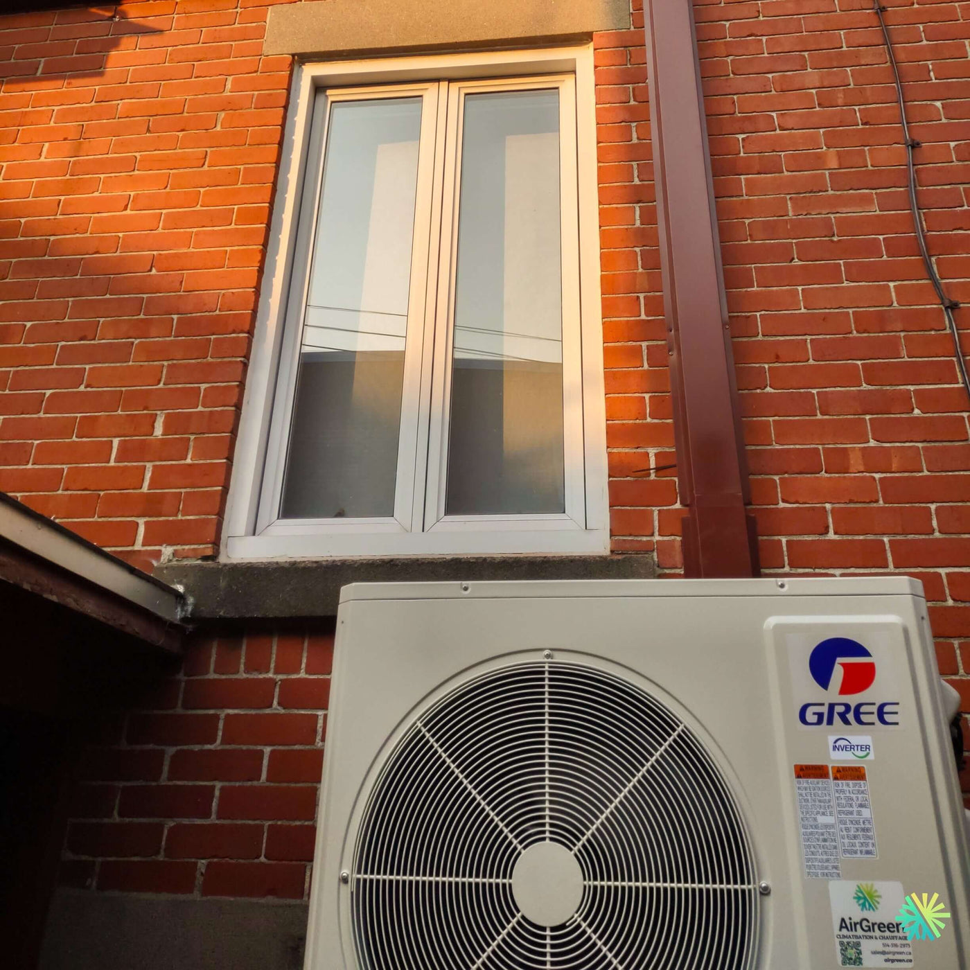 Installation d’une thermopompe murale GREE LIVO R32 à Dollard-des-Ormeaux : une intégration soignée sur façade de brique pour un confort efficace et discret