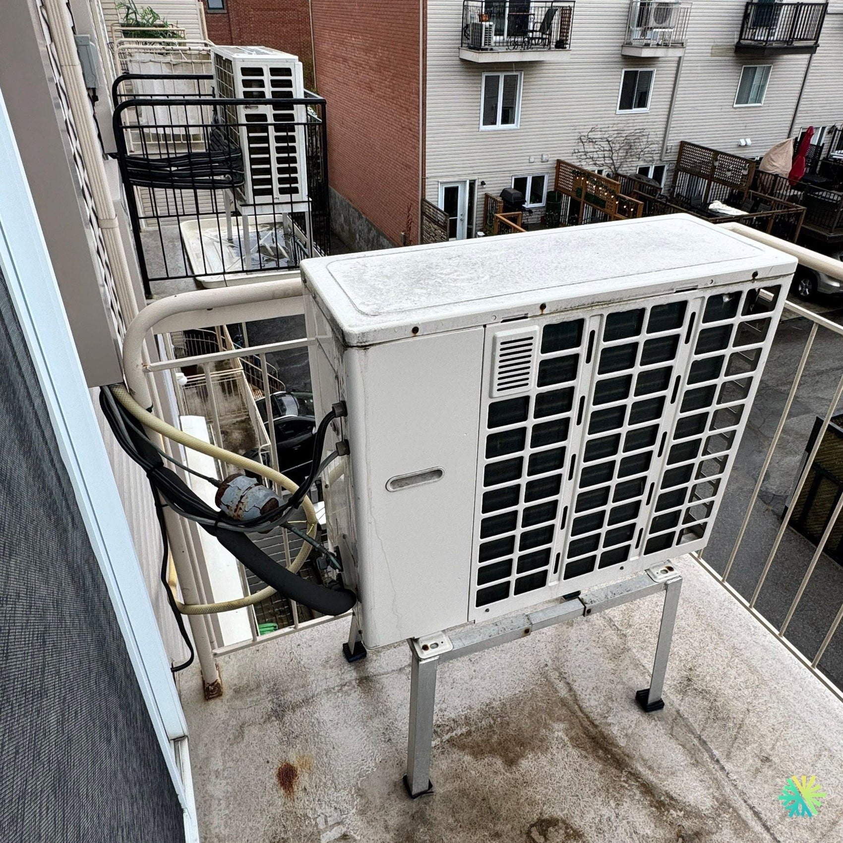 Réparation d’une thermopompe murale Midea à Outremont