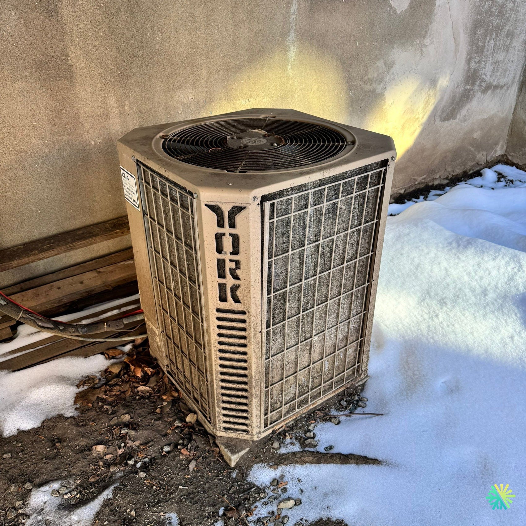 Nettoyage d’une thermopompe centrale York à Terrebonne