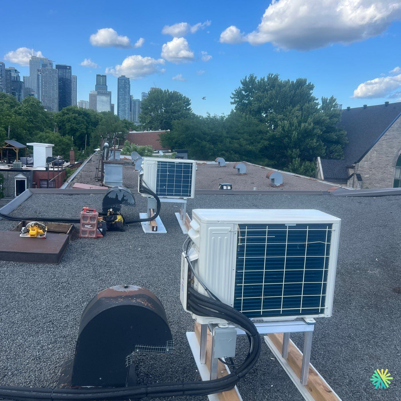 Installation d’une thermopompe murale Gree sur toit plat à Ville-Marie