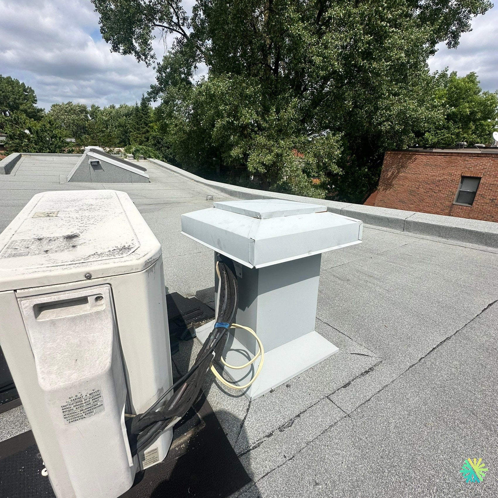 Nettoyage d’une thermopompe centrale sur un toit plat à Côte-des-Neiges–Notre-Dame-de-Grâce