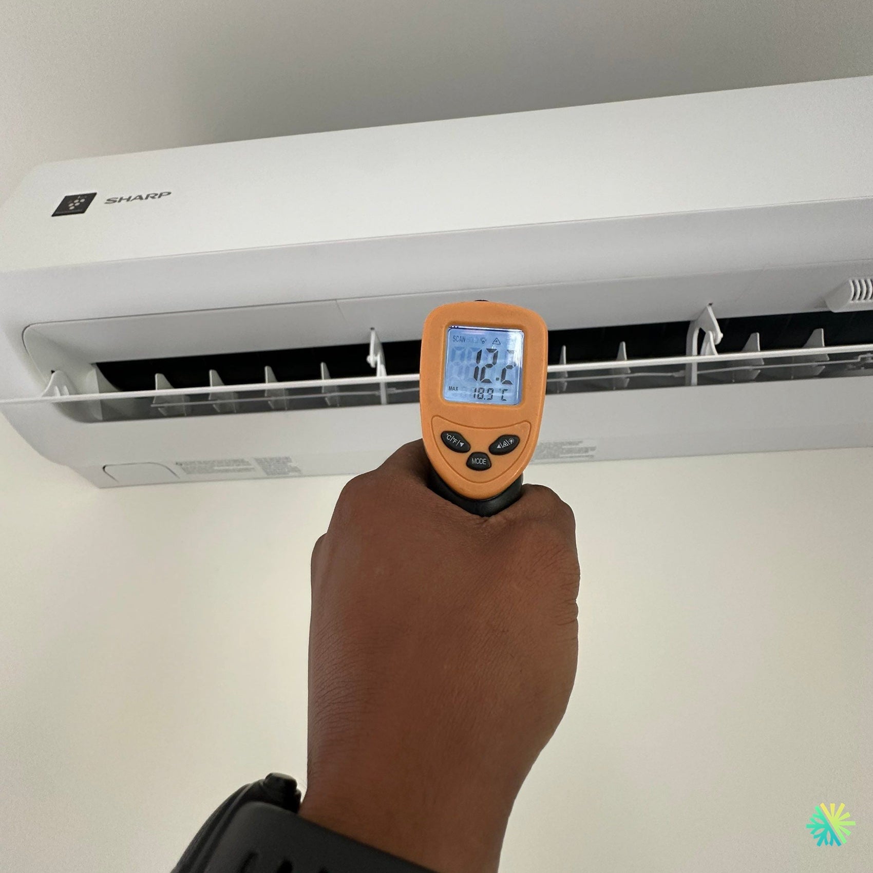 Réparation d’une thermopompe murale Sharp à Ville Mont-Royal