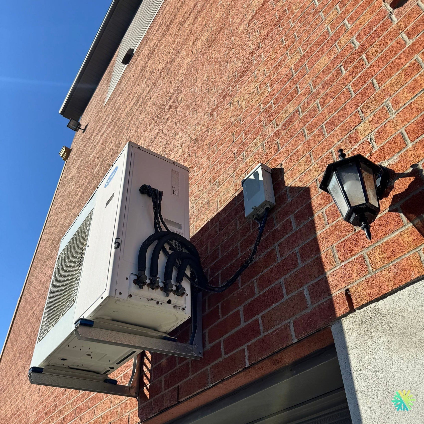 Réparation d’une thermopompe centrale Midea à Sainte-Thérèse