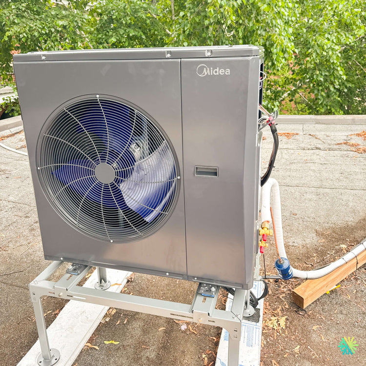 Installation d’une thermopompe centrale MIDEA EVOX G3 sur toit plat à Godmanchester, dans le Haut-Saint-Laurent