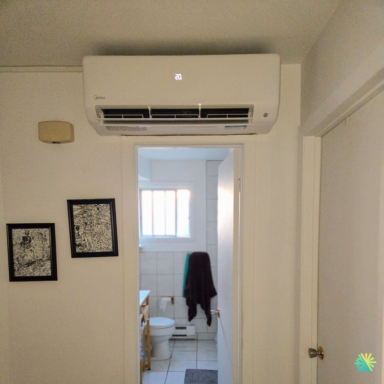 Installation d’une thermopompe murale MIDEA35 18 000 BTU à Boucherville : un climatiseur Mini Split discret installé au-dessus d’une porte intérieure pour maximiser le confort
