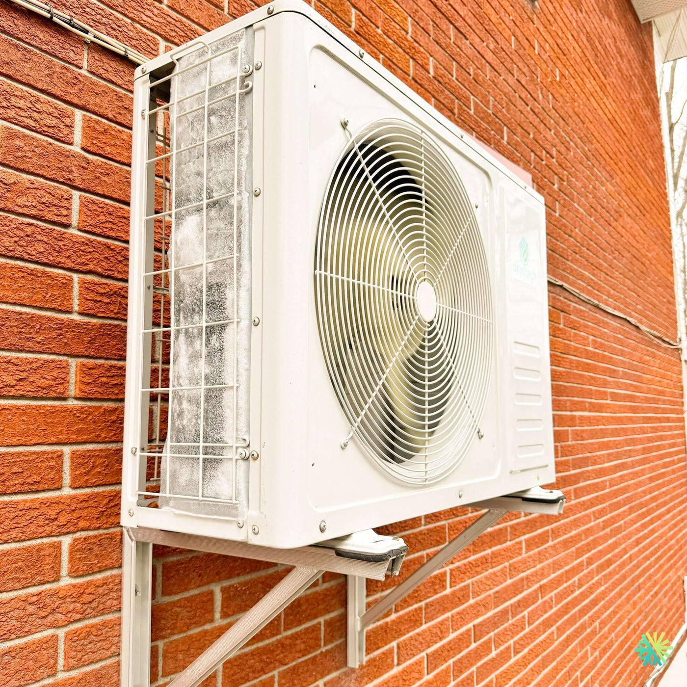 Un appel de service crucial à Candiac : intervention sur une thermopompe murale Okyotech prise en glace