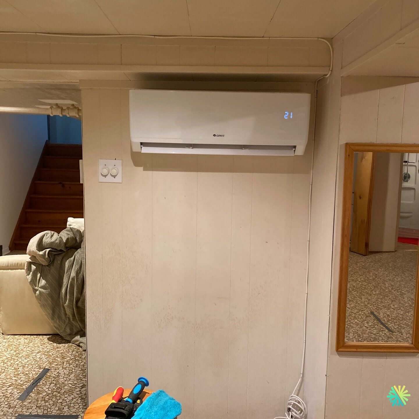 Installation d’une thermopompe murale GREE dans un sous-sol résidentiel à Laval