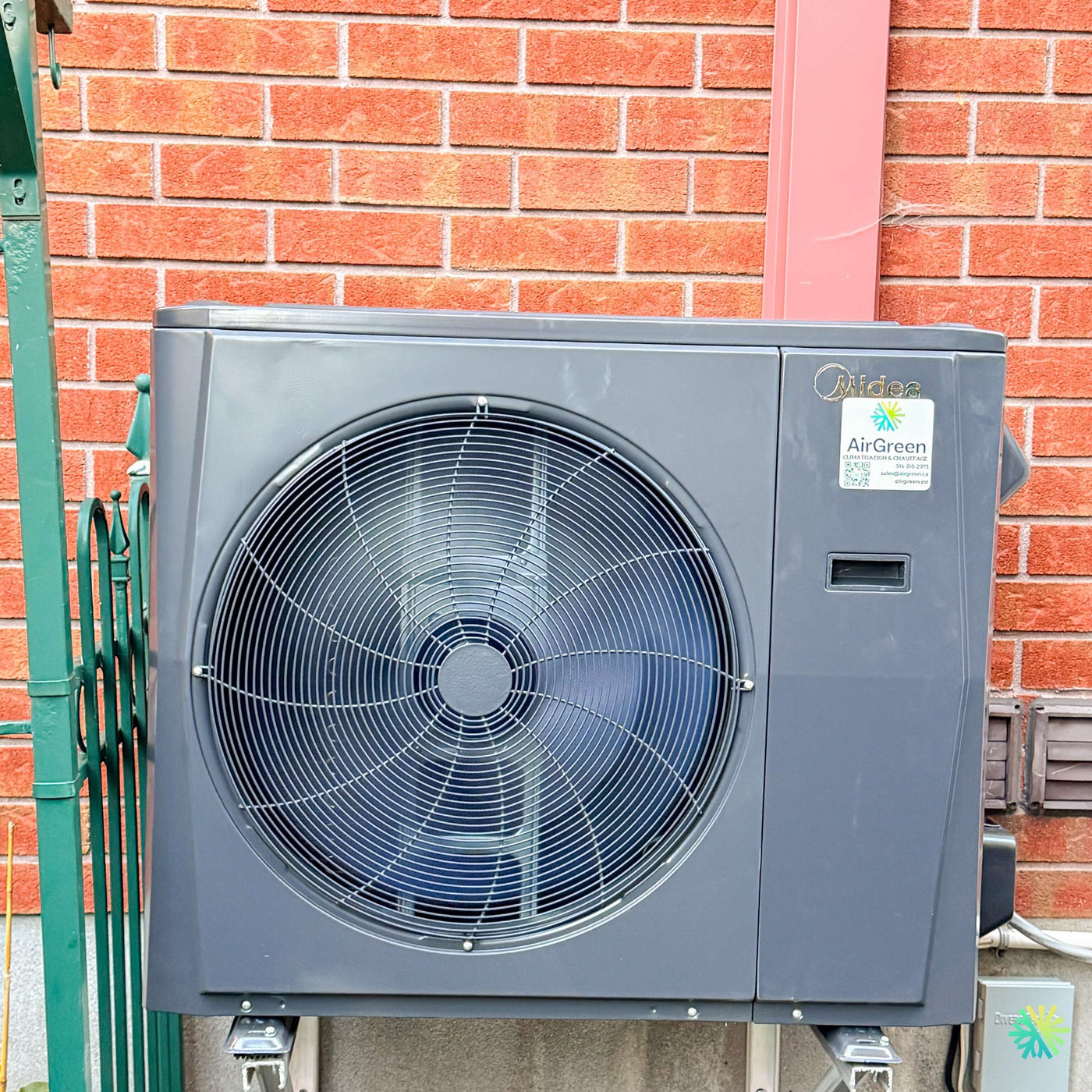Installation d’une thermopompe centrale MIDEA EVOX G3 2.5 tonnes à Ahuntsic-Cartierville, Montréal : une intégration CVAC propre, compacte et parfaitement adaptée à une maison urbaine