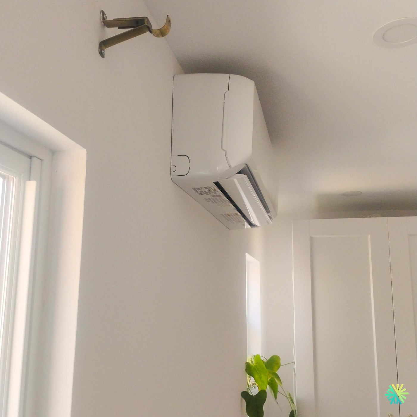 Installation d’une thermopompe murale GREE LIVO R32 Mini Split à Sainte-Catherine sur la Rive-Sud