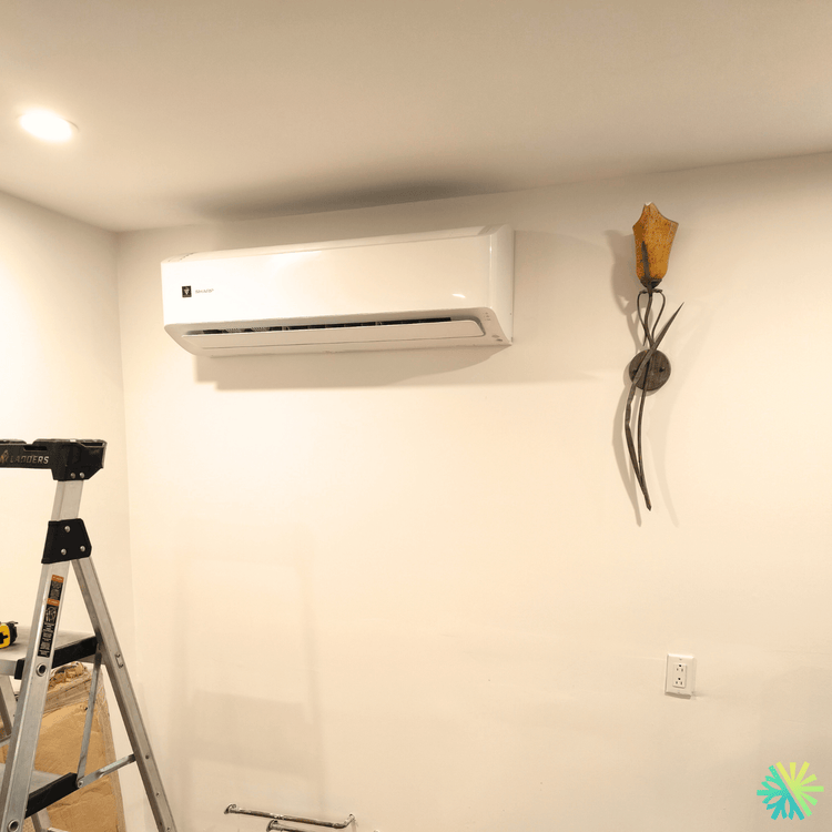 Installation d’une thermopompe murale Sharp à Ville Mont-Royal