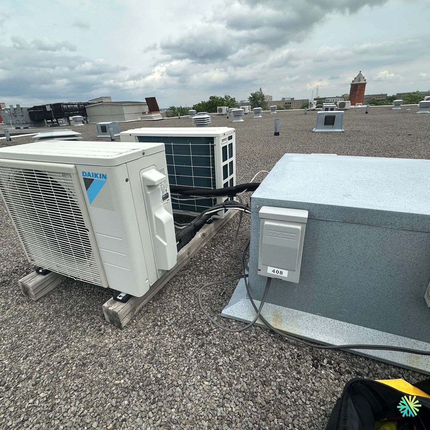 Installation d’une thermopompe centrale Daikin sur toit plat à Saint-Laurent