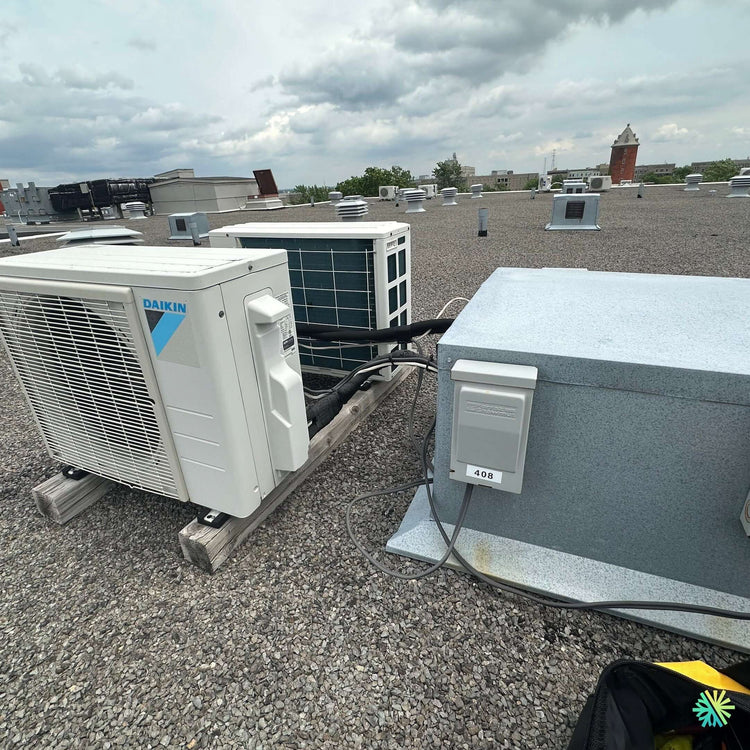 Installation d’une thermopompe centrale Daikin sur toit plat à Saint-Laurent