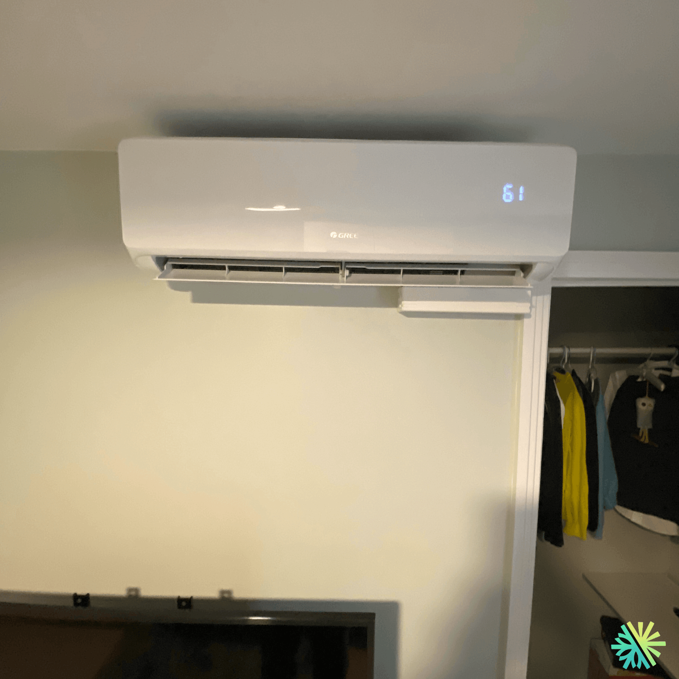 Installation d’une thermopompe murale Gree dans une chambre à Rosemont–La Petite-Patrie