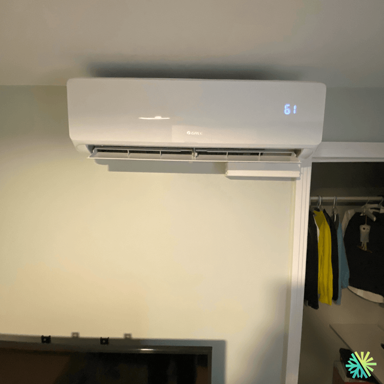 Installation d’une thermopompe murale Gree dans une chambre à Rosemont–La Petite-Patrie