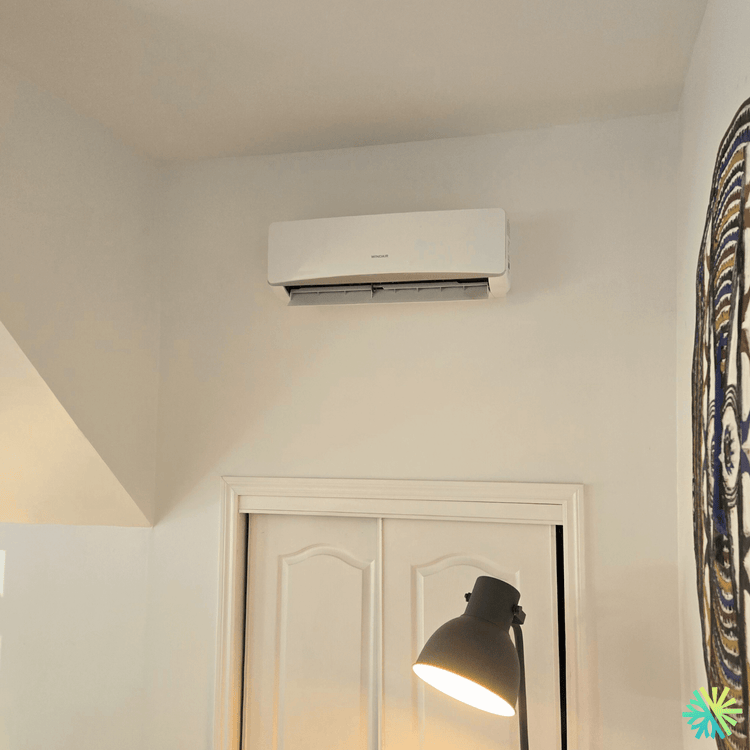 Nettoyage d’une thermopompe murale WindAir à Ville-Marie (Montréal)