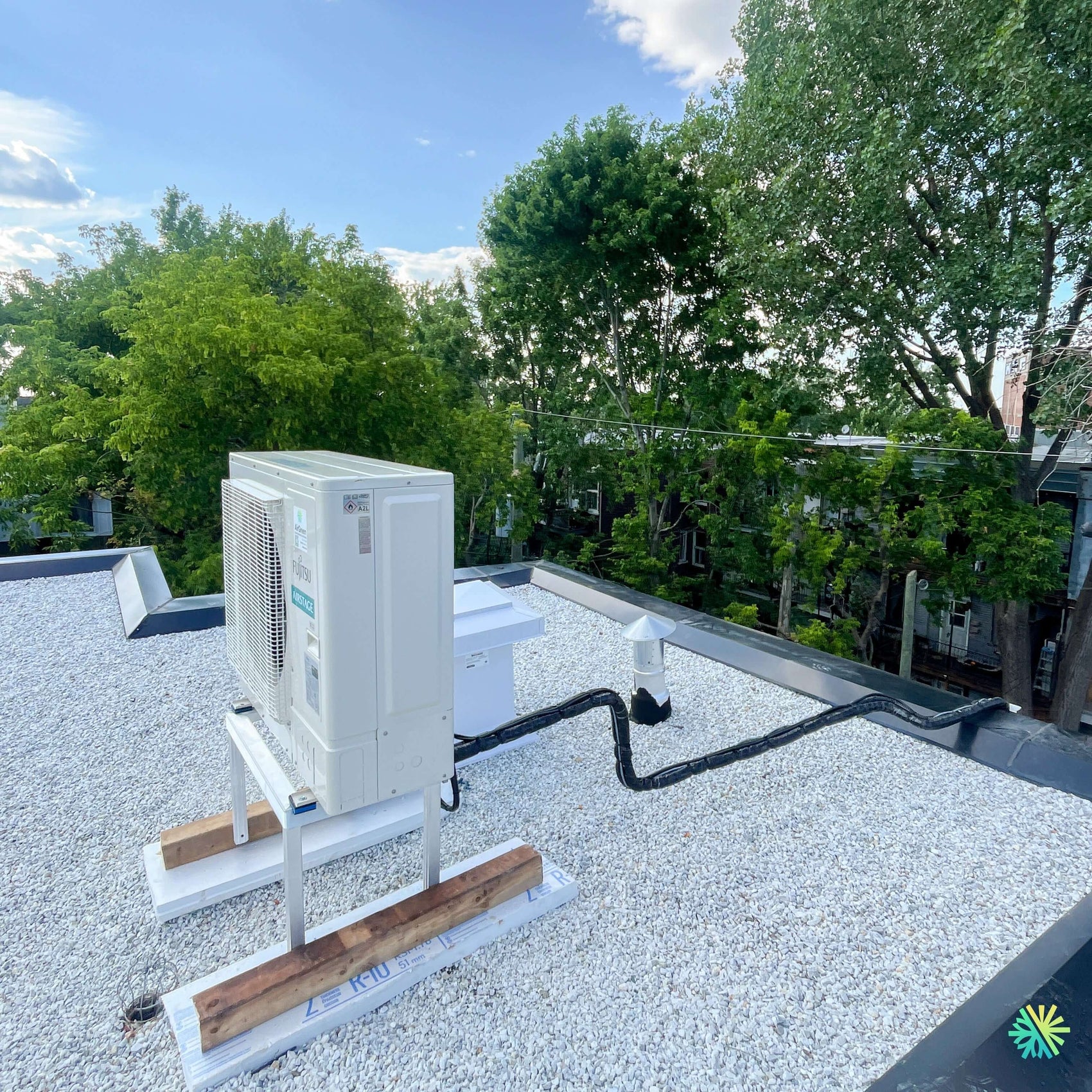 Installation d’une thermopompe murale FUJITSU AIRSTAGE ORION XLTH+ à Saint-Hyacinthe : installation sur toiture adaptée au climat québécois