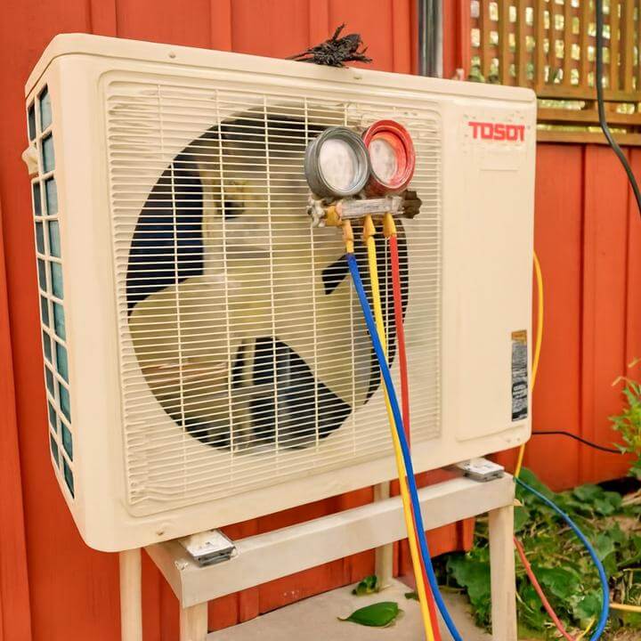 Systèmes de chauffage et climatisation MultiZone installés dans une maison montrant l'entretien efficace des thermopompes.