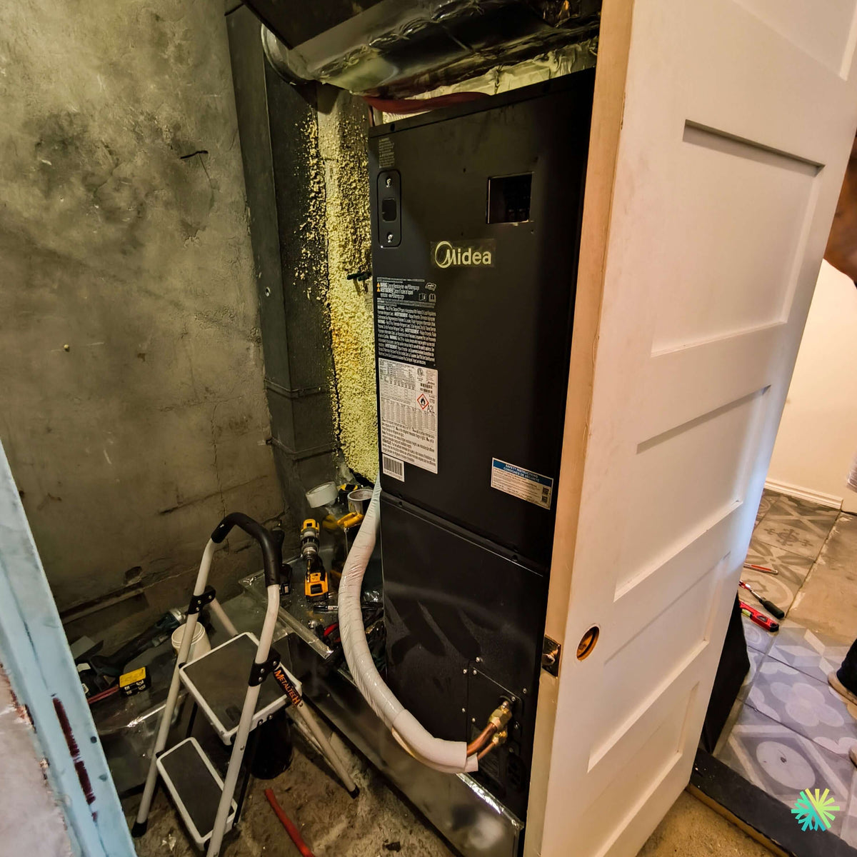 Installation d’une Fournaise Électrique MIDEA EVOX G3 3 Tonnes à Saint-Lambert : Système Central Air Handler installé dans un espace mécanique restreint