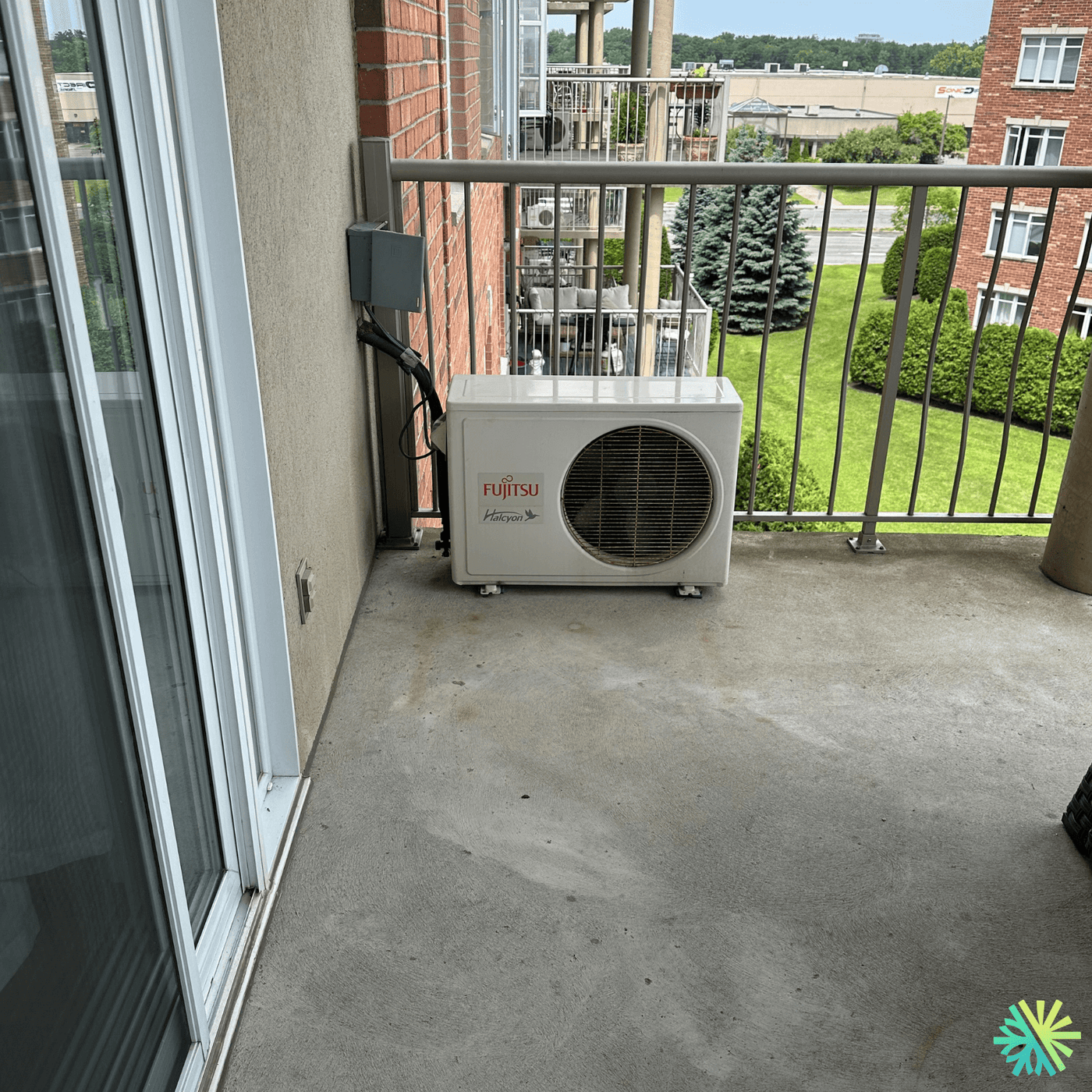 Réparation d’une thermopompe murale Fujitsu sur balcon de condo à Chomedey (Laval)