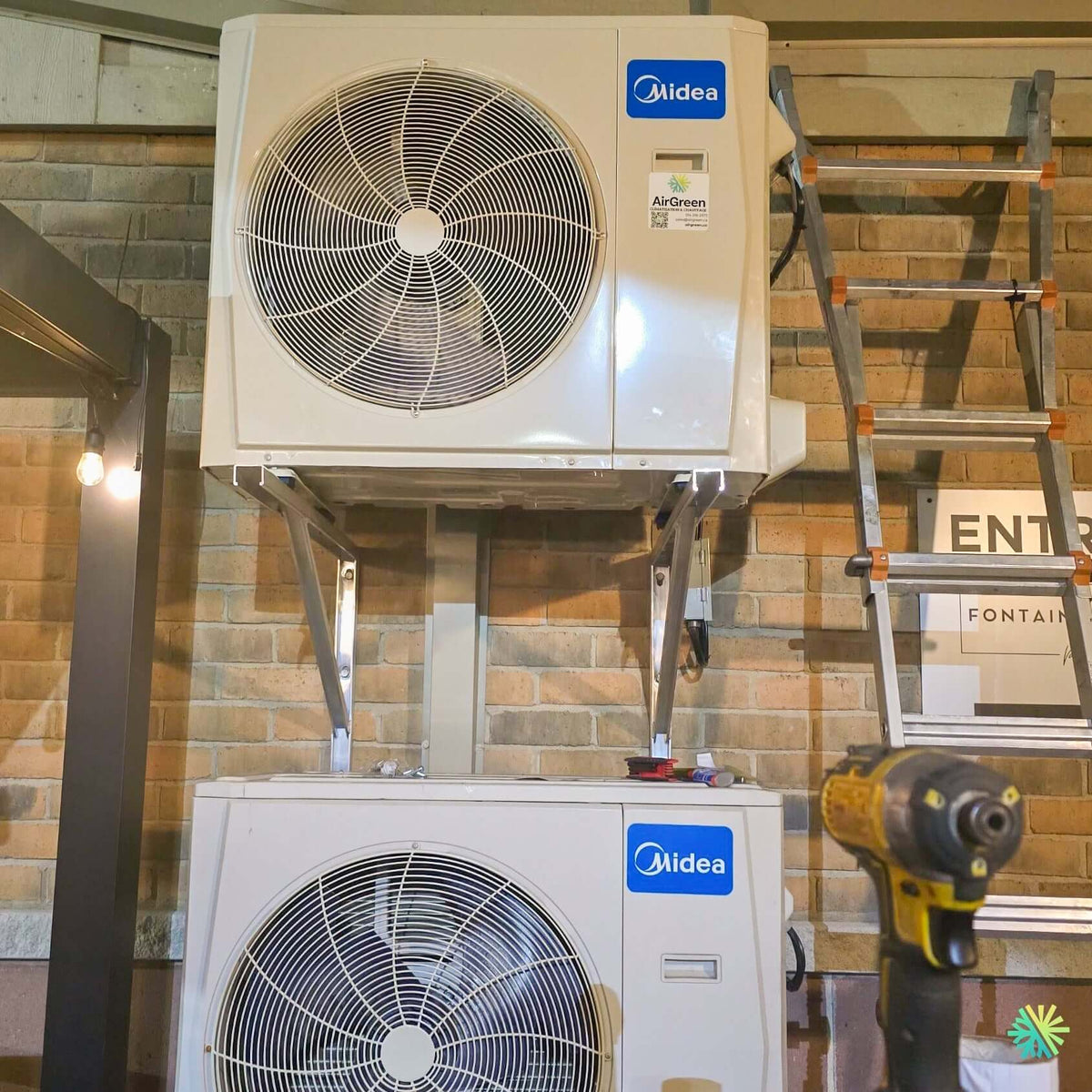 Installation d’une thermopompe murale MIDEA MIDEA28 à Rivière-Beaudette : une configuration verticale sur supports muraux pour optimiser un espace restreint