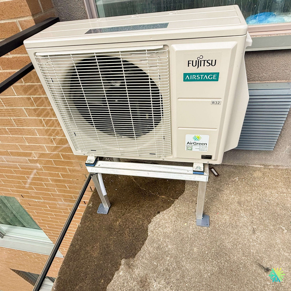 Installation d’une thermopompe murale Fujitsu AIRSTAGE Altair 700 à L’Île-Perrot sur une plateforme extérieure surélevée