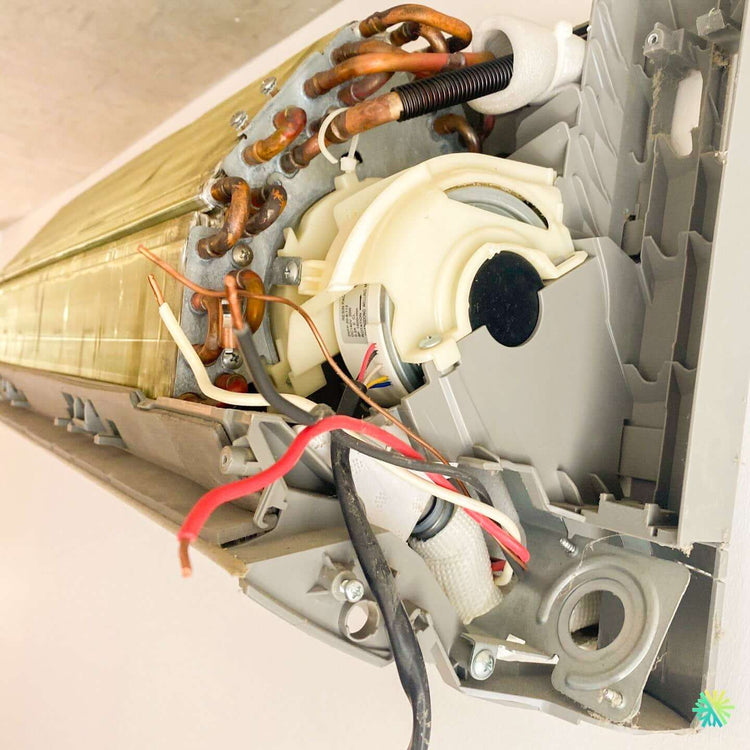 Installation à risque : comment un climatiseur mural mal fixé a failli provoquer une tragédie à Longueuil