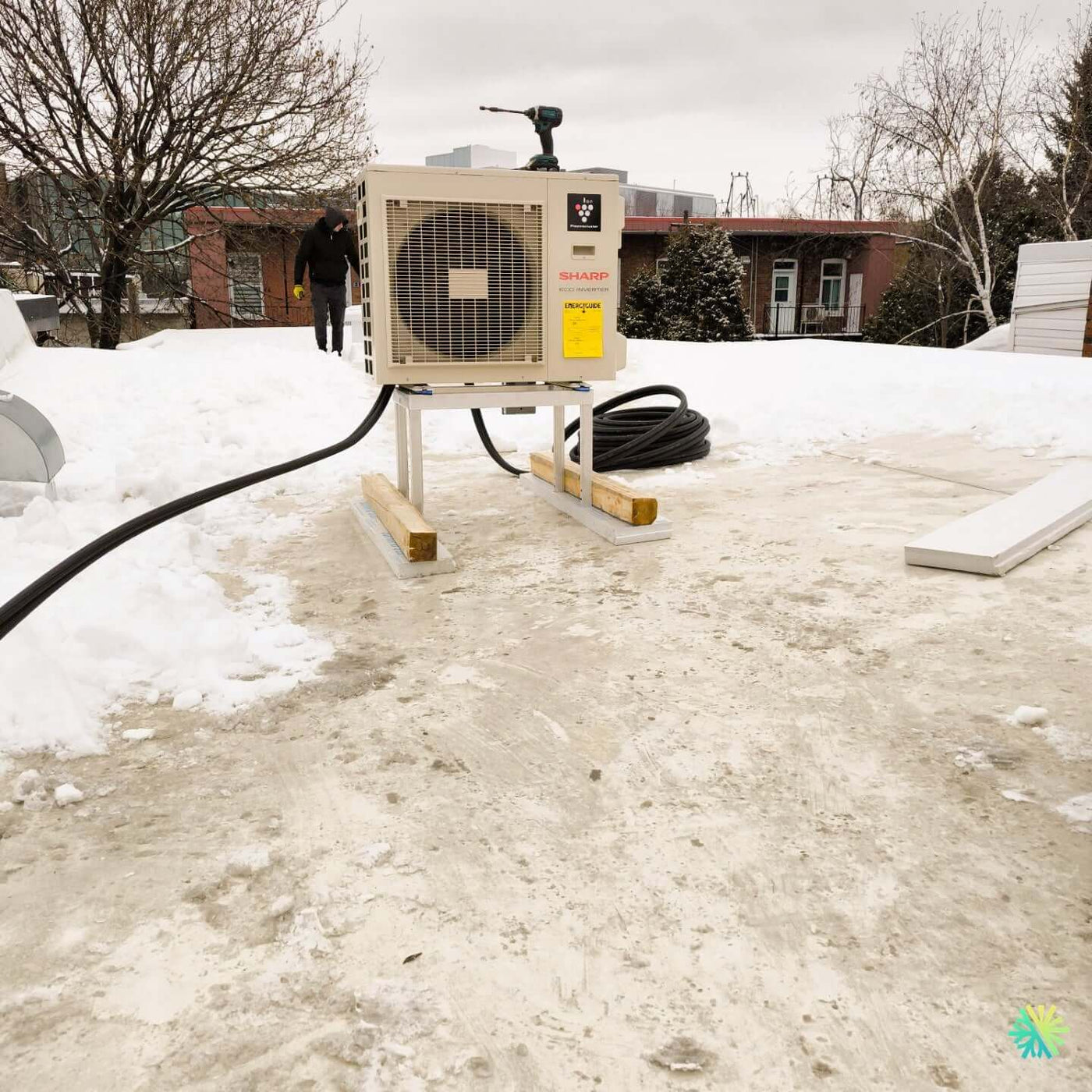Installation d’une Thermopompe Murale SHARP BU DoubleZone à Verdun – Performance, fiabilité et confort sur toit plat en hiver québécois