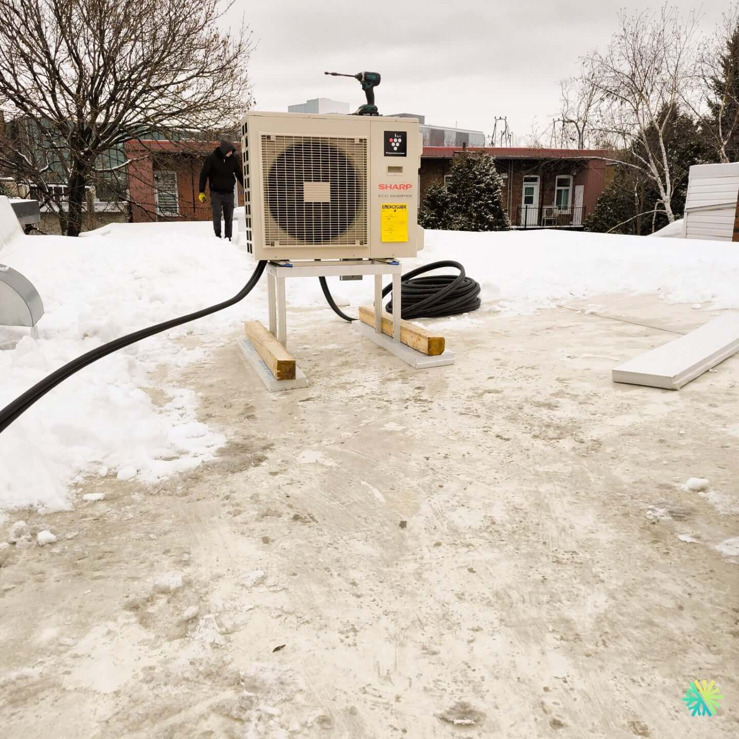 Installation d’une Thermopompe Murale SHARP BU DoubleZone à Verdun – Performance, fiabilité et confort sur toit plat en hiver québécois