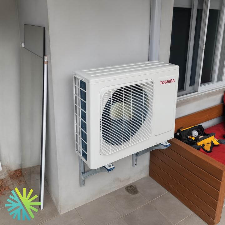 Installation d'une Thermopompe Murale Fujitsu LMAH à Westmount, Montréal, vue intérieure au-dessus d'un placard, remarquable efficacité et silence.