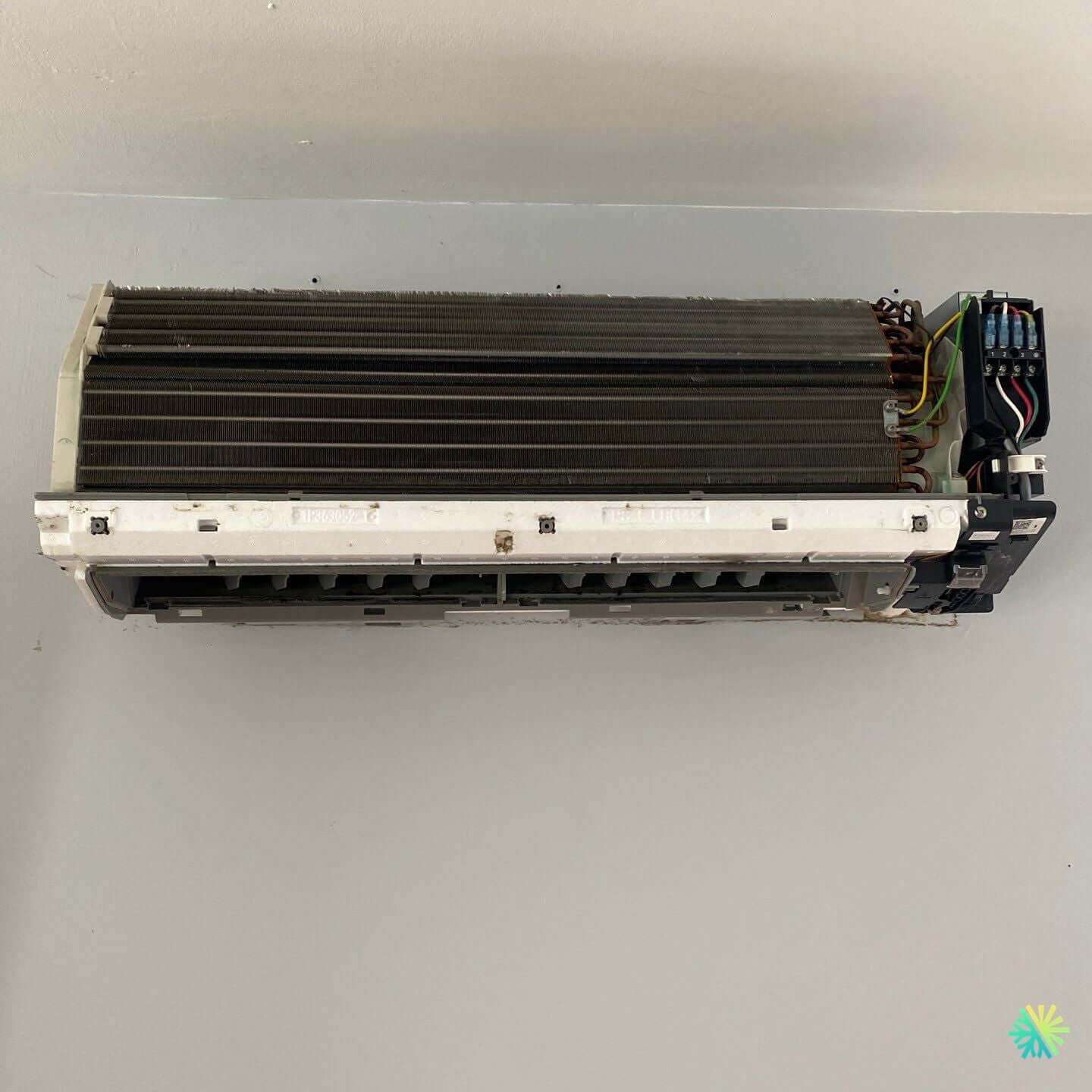 Réparation d’un climatiseur mural Sharp à Brossard