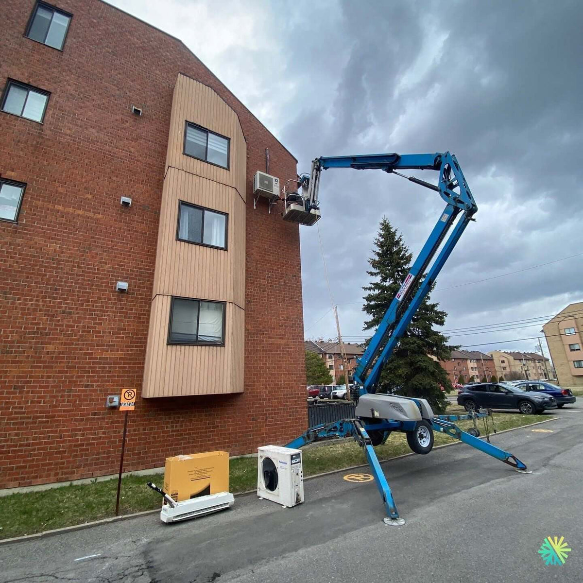 Installation d’une Midea28 thermopompe murale à Chomedey (Laval)
