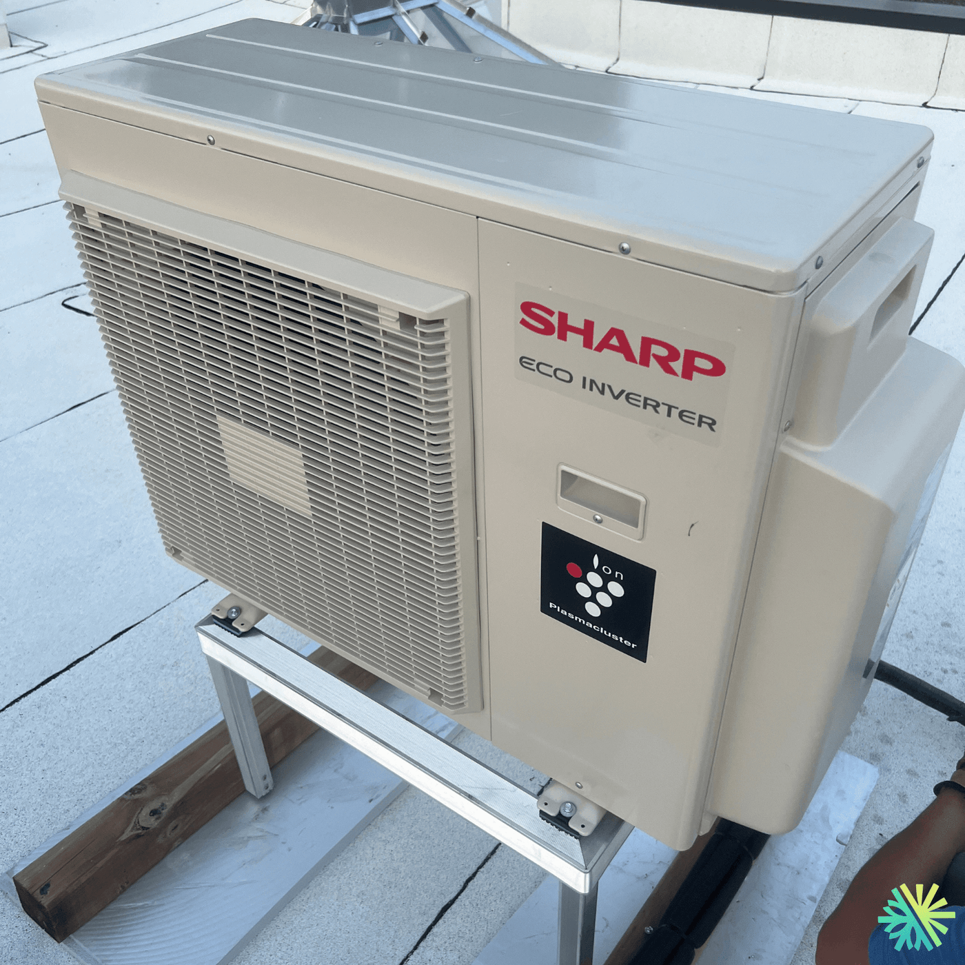 Installation d’une thermopompe murale Sharp sur toiture au Plateau-Mont-Royal