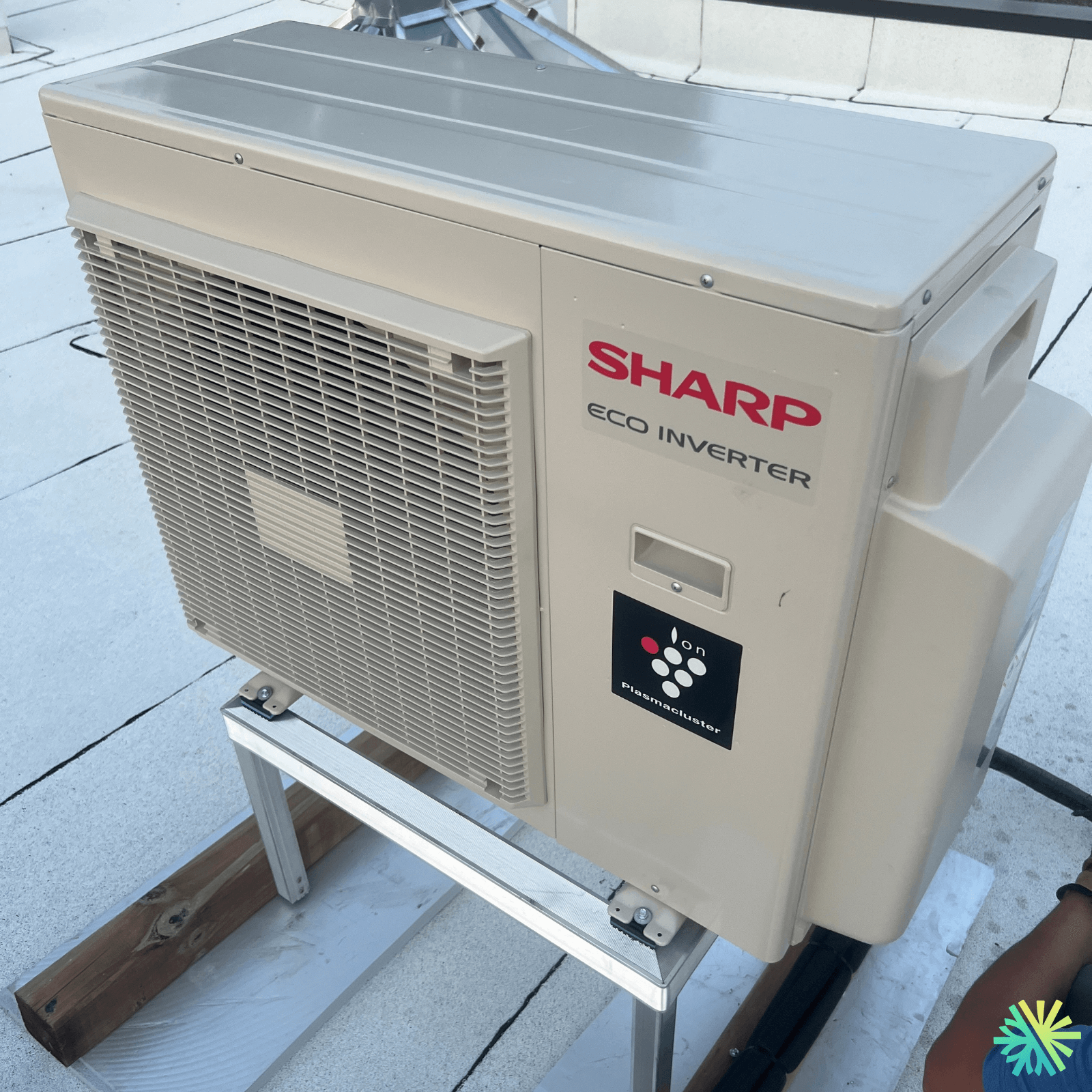 Installation d’une thermopompe murale Sharp sur toiture au Plateau-Mont-Royal