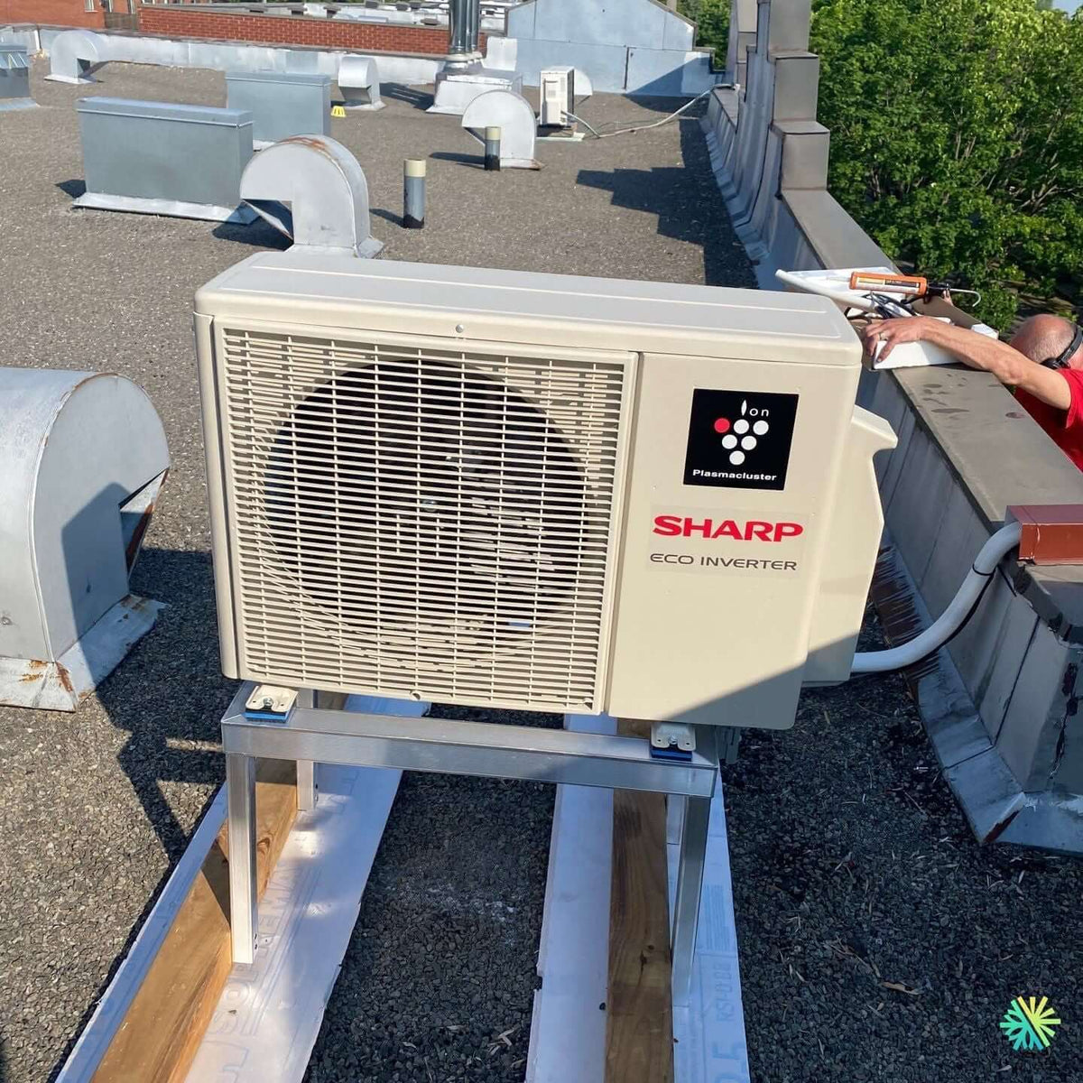 Installation d’une Sharp Eco Inverter thermopompe murale sur toit plat au Plateau-Mont-Royal (Montréal)